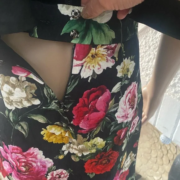 Dolce & Gabbana Black Floral Skirt. - Picture 6 of 9
